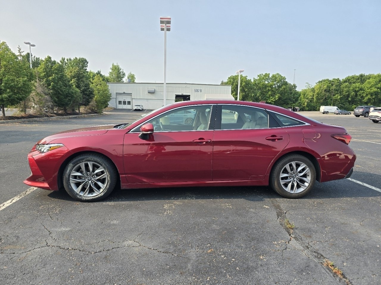 Certified 2019 Toyota Avalon XLE w/ Moonroof Package FWD image 4