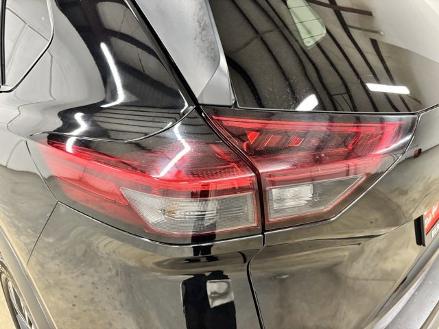 Used 2023 Nissan Rogue SV image 7