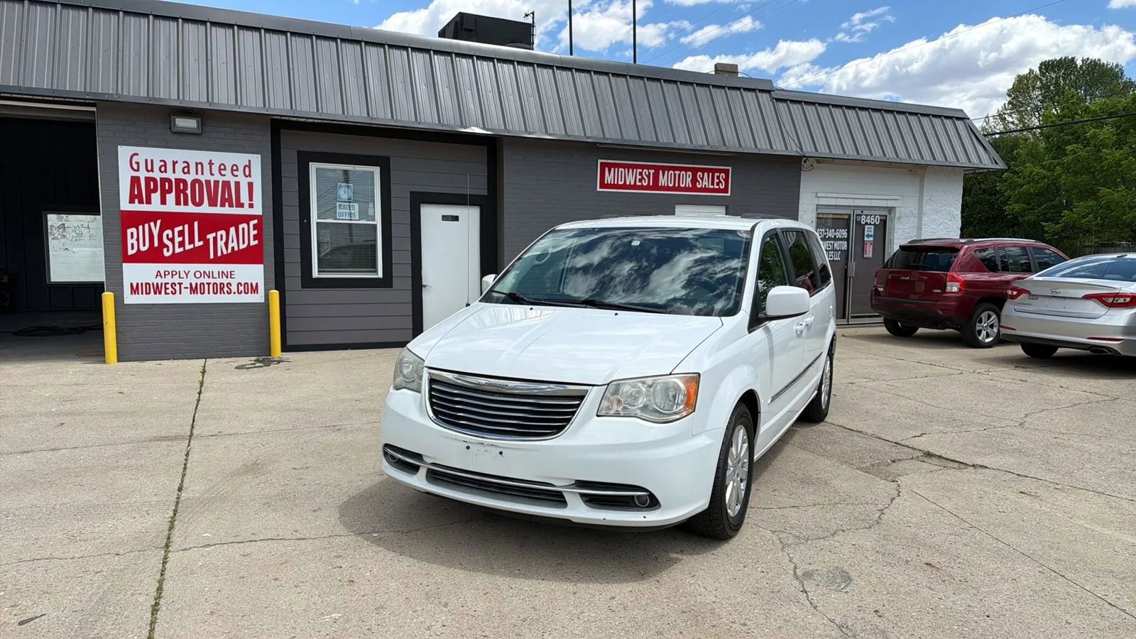 Used 2014 Chrysler Town & Country Touring FWD image 1