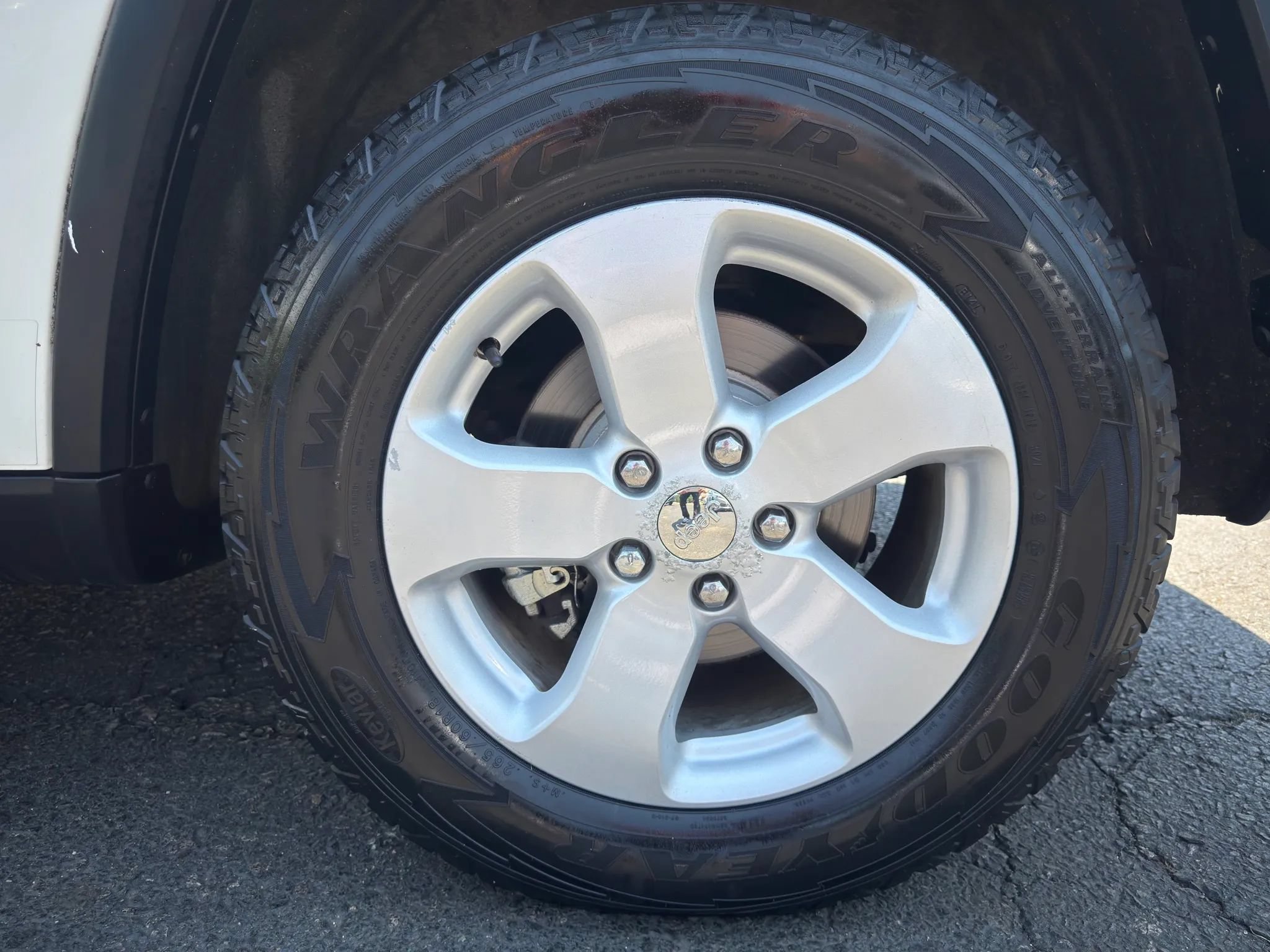Used 2011 Jeep Grand Cherokee Laredo AWD/4WD image 11