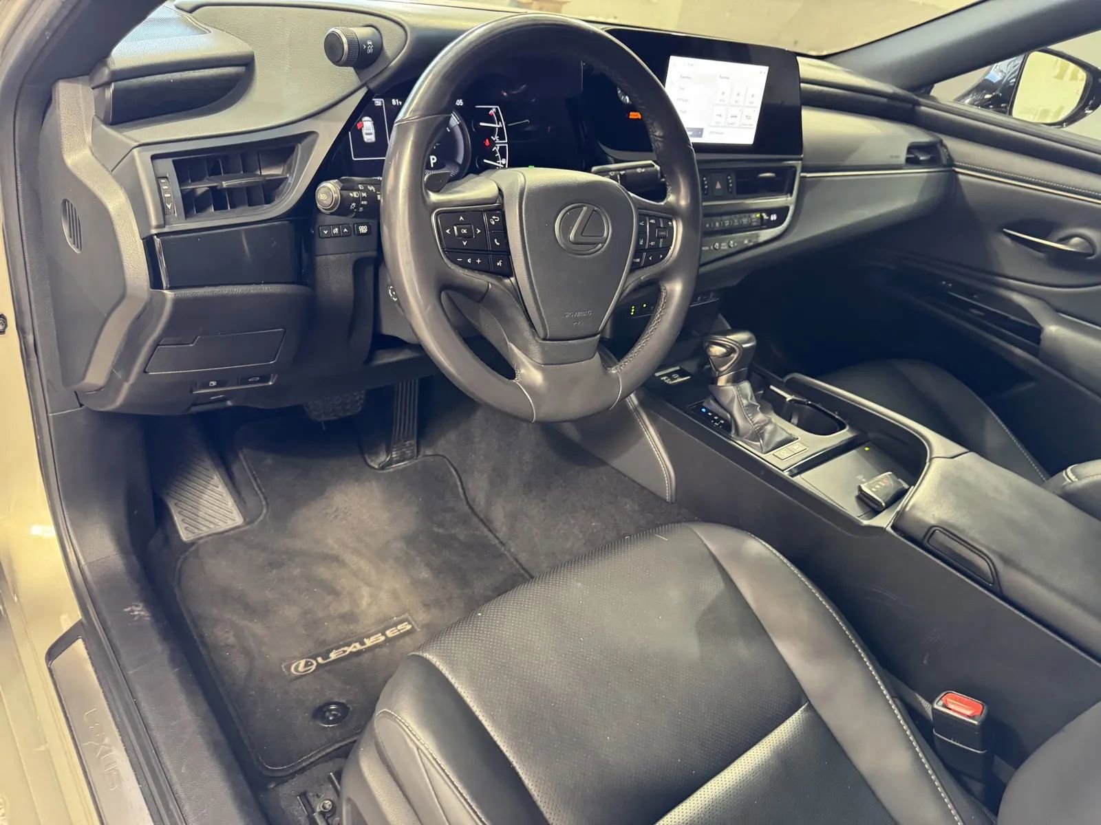 Used 2023 Lexus ES 300h w/ Premium Package image 10