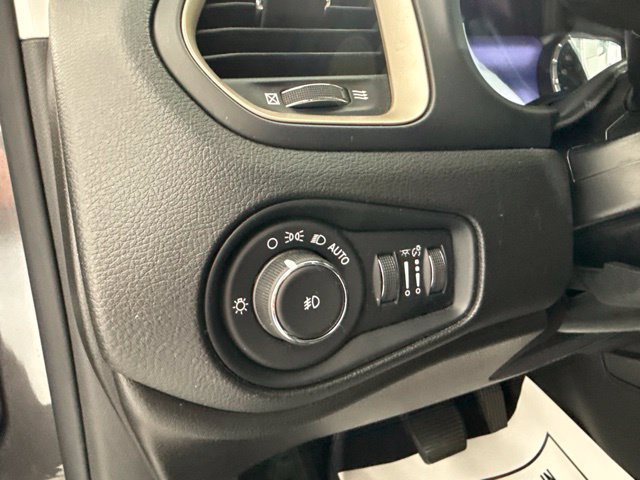 Used 2017 Jeep Renegade Limited FWD image 20