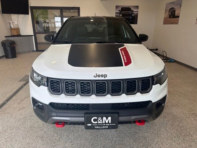 Used 2025 Jeep Compass Trailhawk AWD/4WD image 2