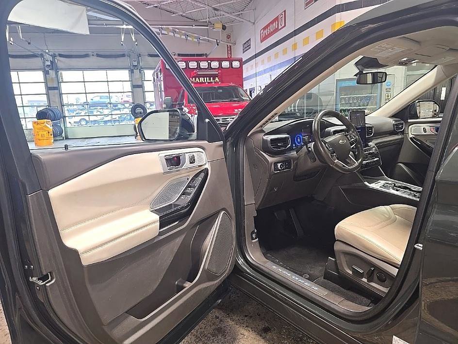 Used 2022 Ford Explorer Platinum w/ Equipment Group 601A image 9