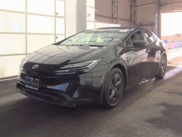 Used 2025 Toyota Prius LE video 1