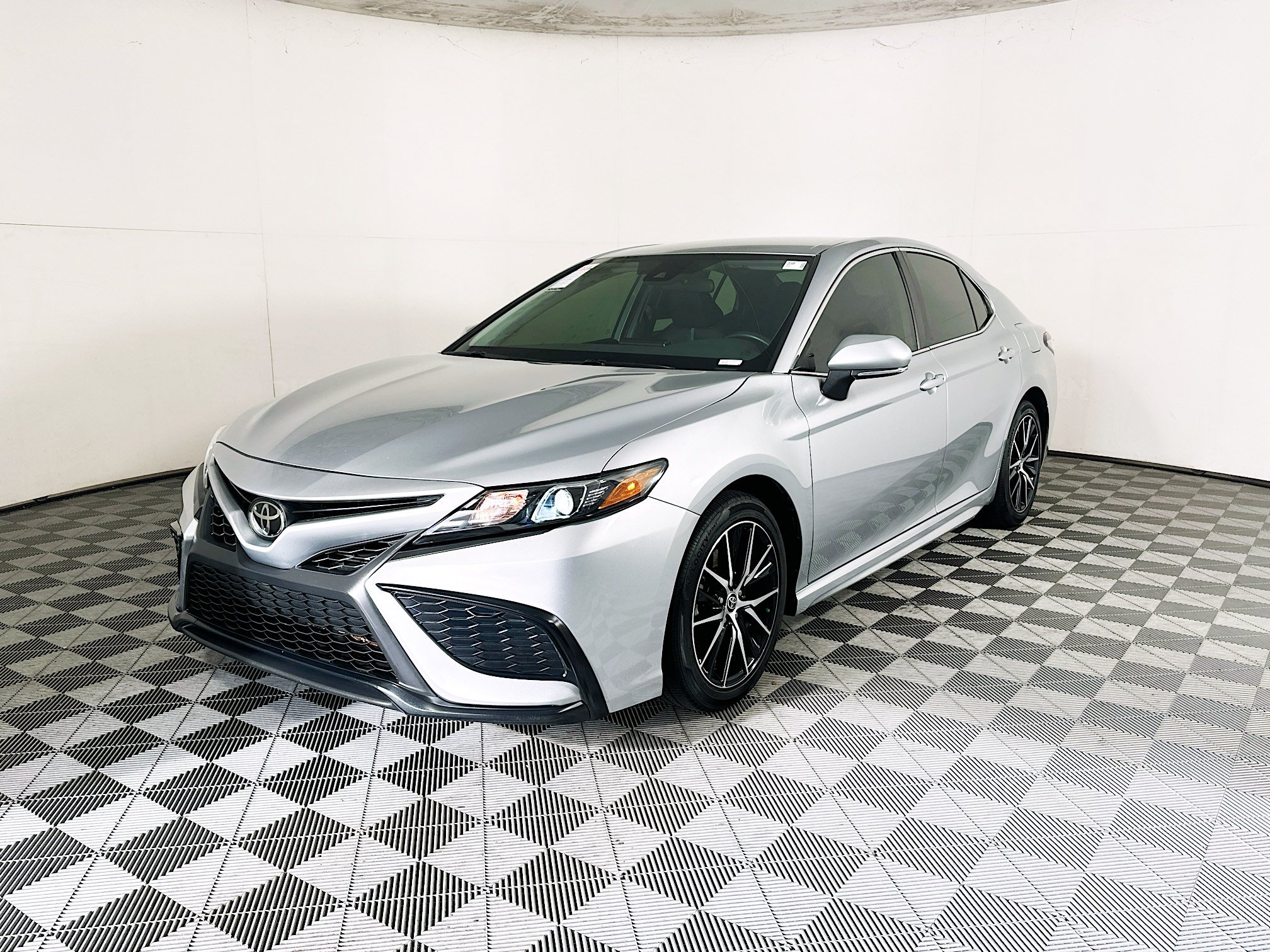 Used 2023 Toyota Camry SE FWD image 7