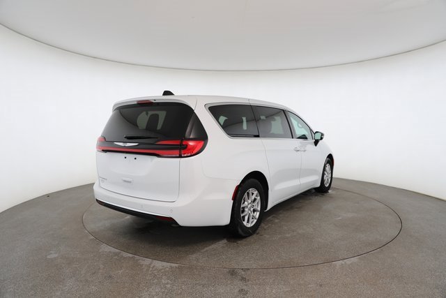 Used 2024 Chrysler Pacifica Touring-L image 17