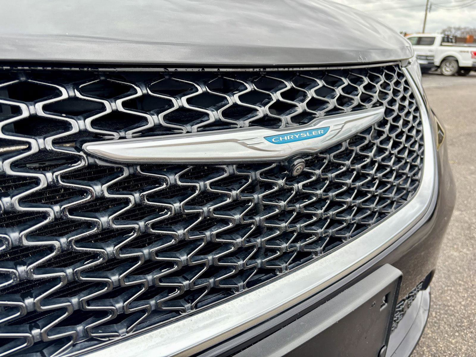 Used 2021 Chrysler Pacifica Touring-L image 42