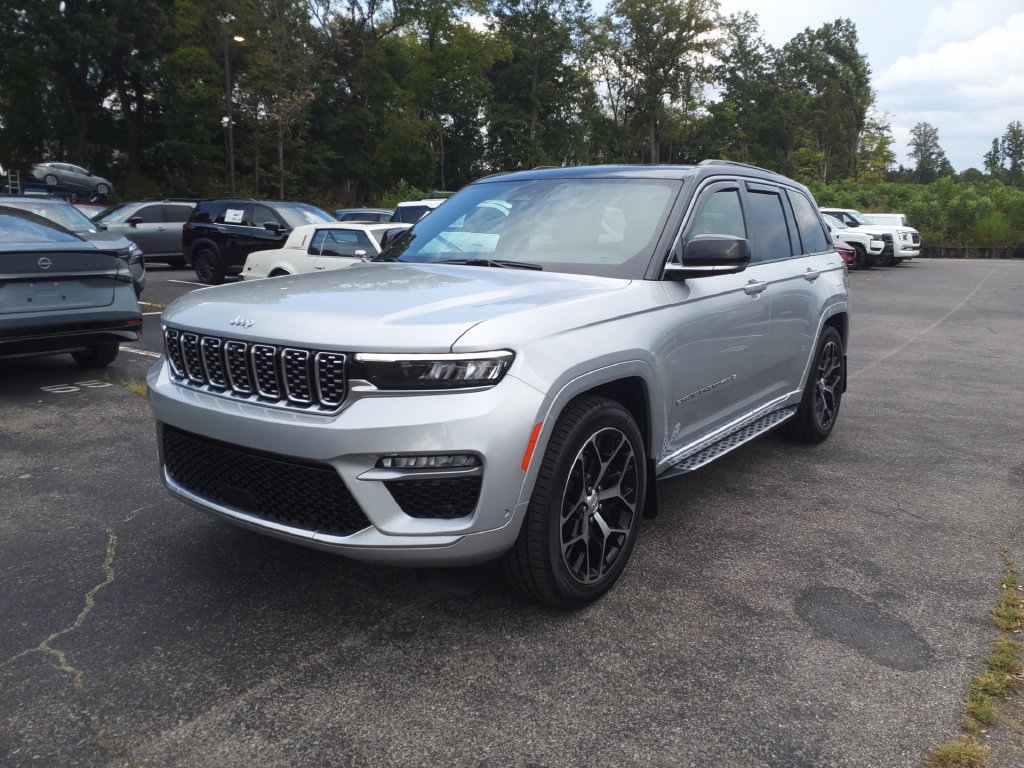 Used 2025 Jeep Grand Cherokee Summit AWD/4WD image 3