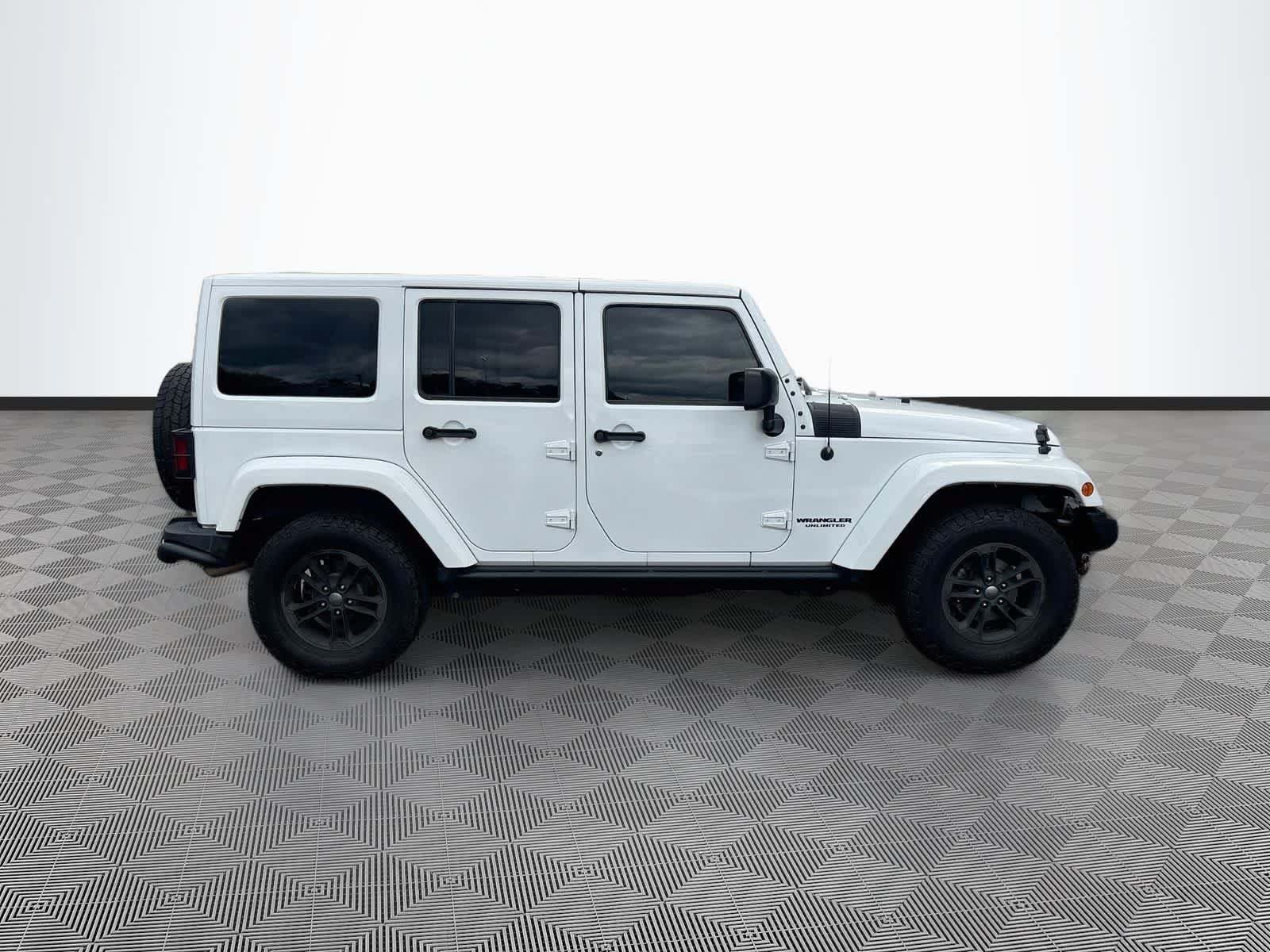 Used 2017 Jeep Wrangler Unlimited Sahara AWD/4WD image 4