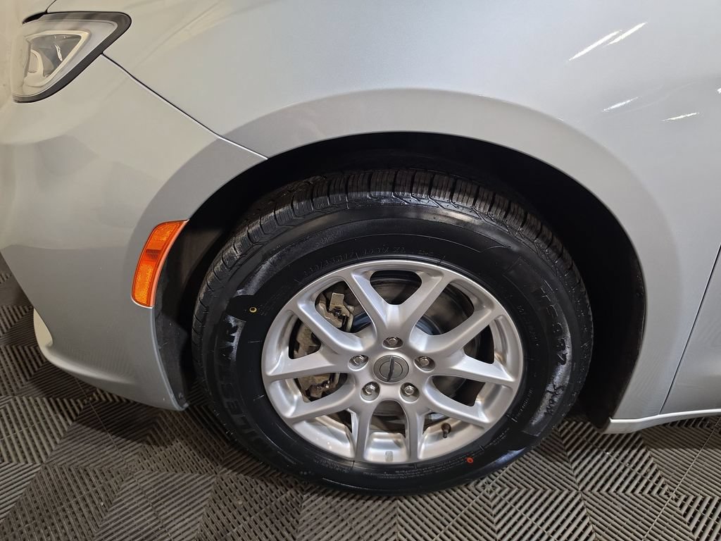 Used 2023 Chrysler Pacifica Touring-L FWD image 18