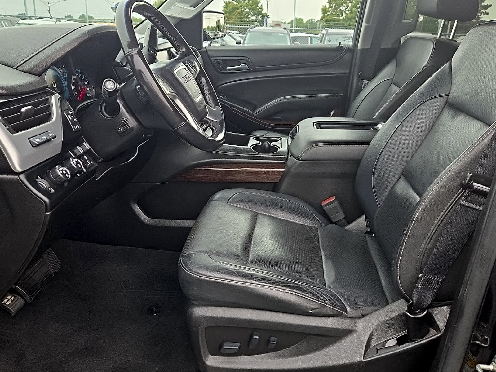Used 2019 GMC Yukon SLT w/ Graphite Performance Edition AWD/4WD image 11