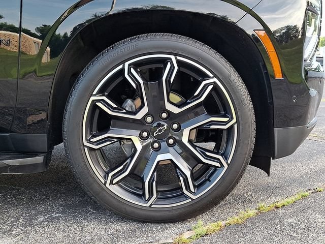 Used 2025 Chevrolet Suburban RST w/ RST Capability Package AWD/4WD image 9