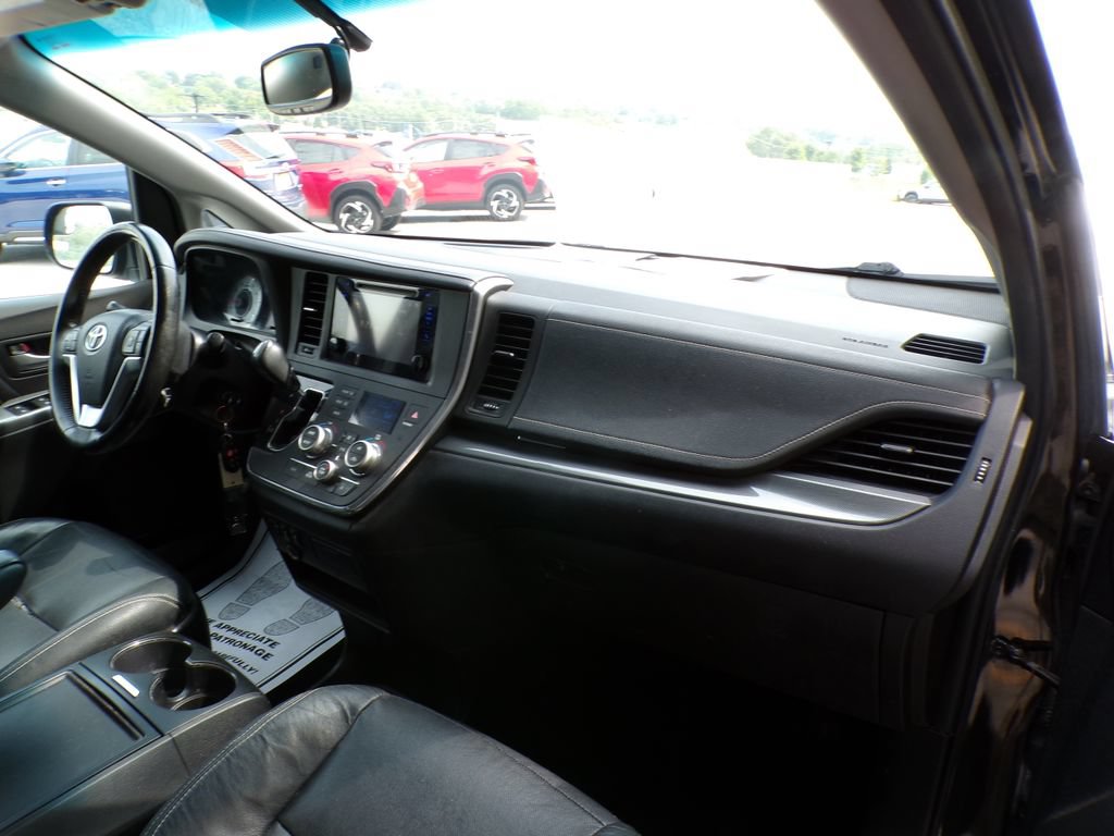 Used 2016 Toyota Sienna SE FWD image 14