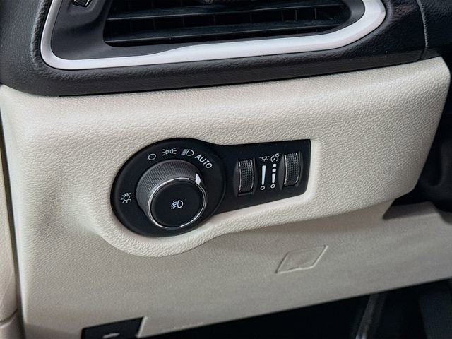 Used 2022 Chrysler Pacifica Touring-L image 10