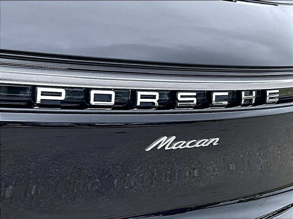 Certified 2025 Porsche Macan AWD/4WD image 22