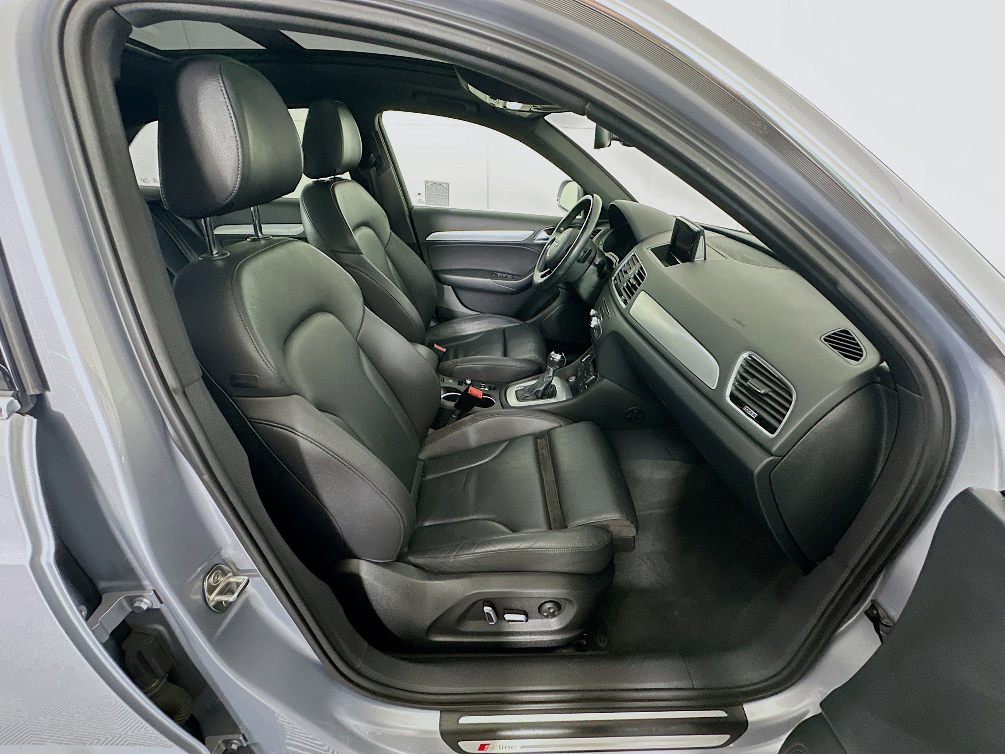 Used 2018 Audi Q3 2.0T Premium Plus w/ Premium Plus Package FWD image 32