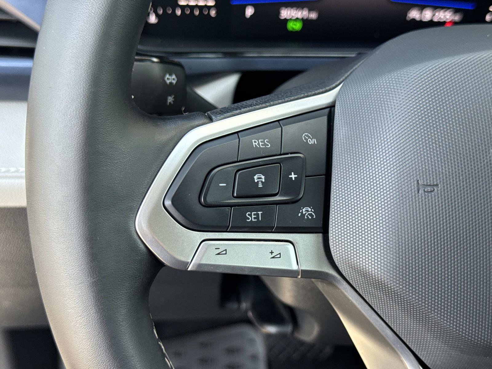 Certified 2024 Volkswagen Taos SE FWD image 11