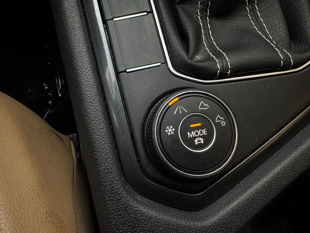 Used 2023 Volkswagen Tiguan SE w/ Panoramic Sunroof Package image 25