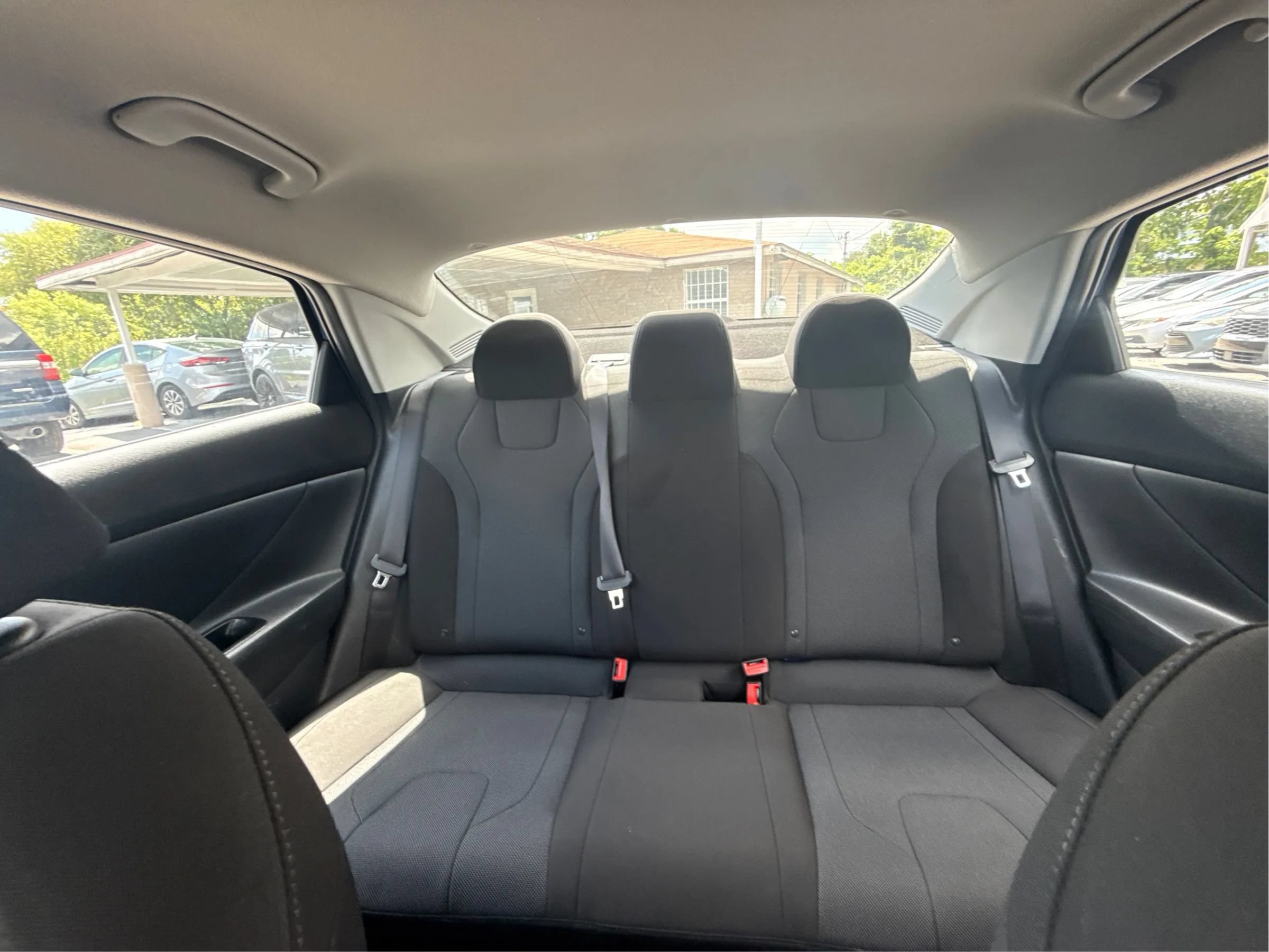 Used 2021 Hyundai Elantra SE FWD image 18