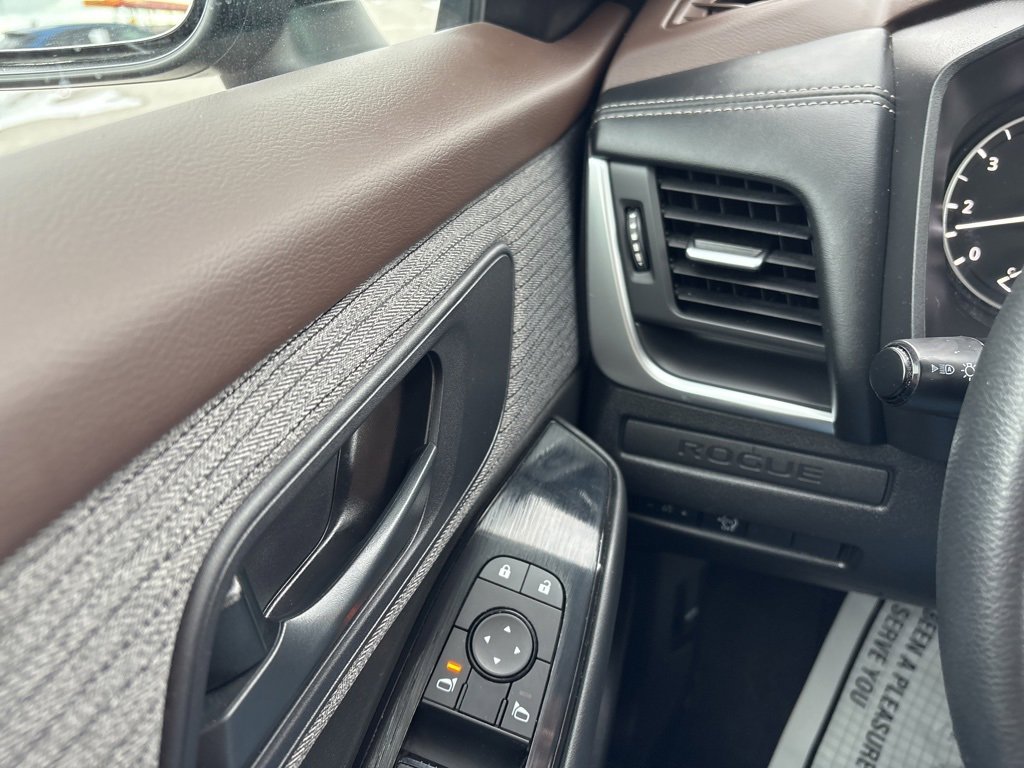 Used 2023 Nissan Rogue S image 25