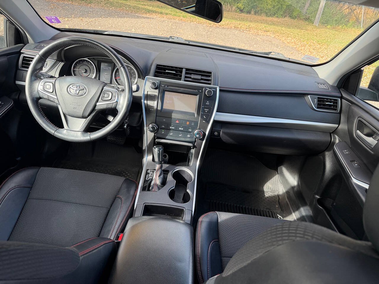 Used 2016 Toyota Camry SE w/ Moonroof Package FWD image 12