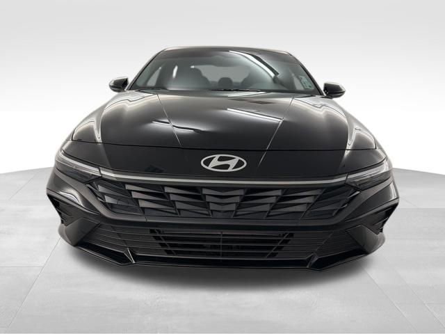 Used 2025 Hyundai Elantra Sport image 3