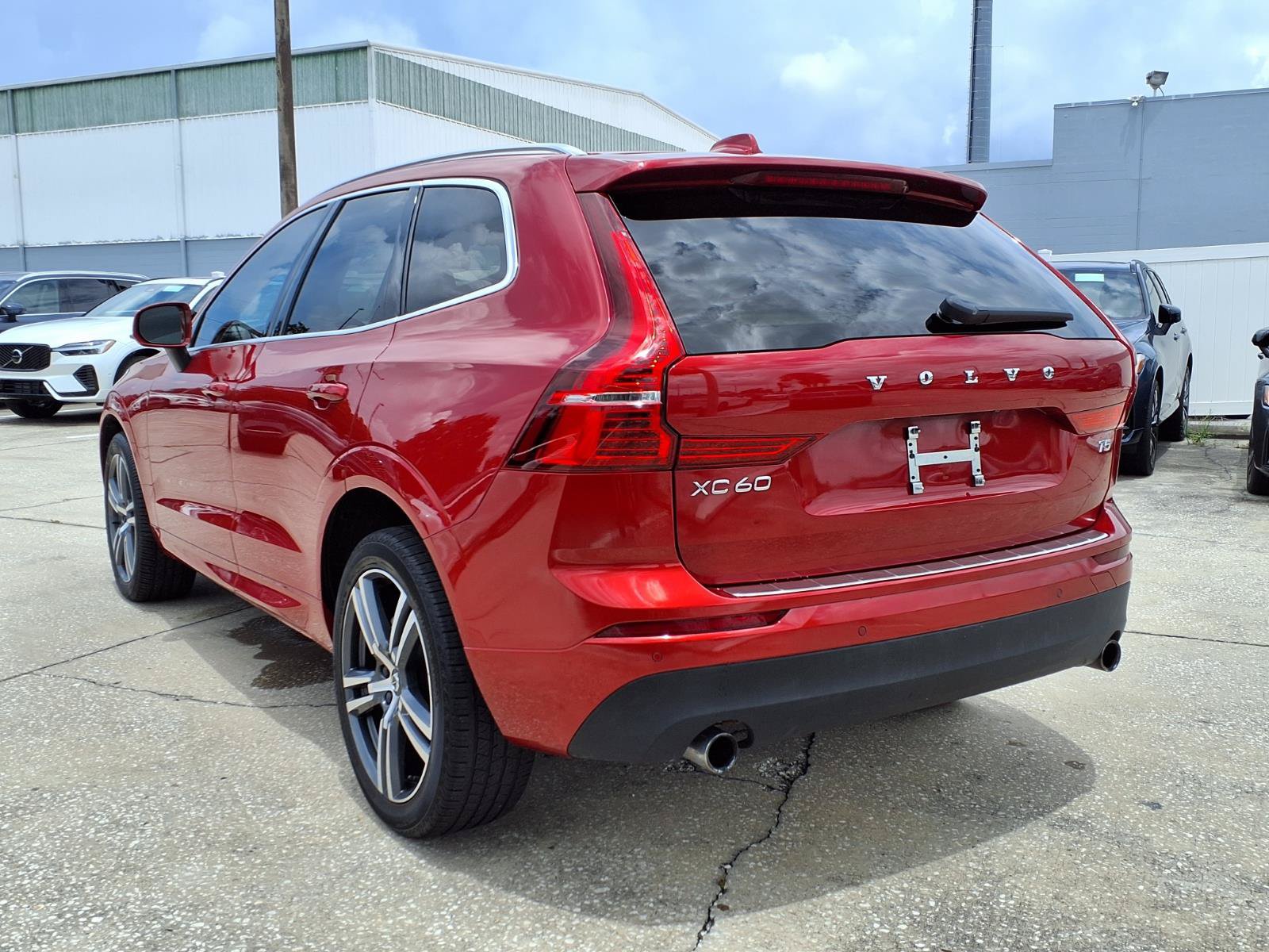 Used 2021 Volvo XC60 T5 Momentum w/ Premium Package FWD image 5