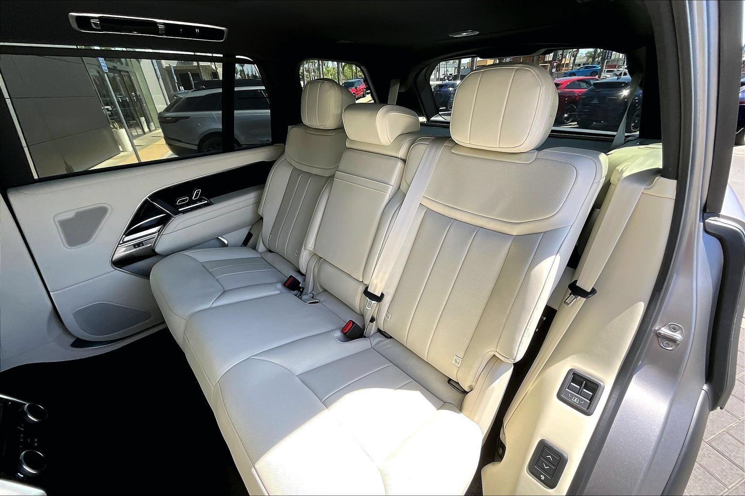 New 2026 Land Rover Range Rover Long Wheelbase SE AWD/4WD image 10