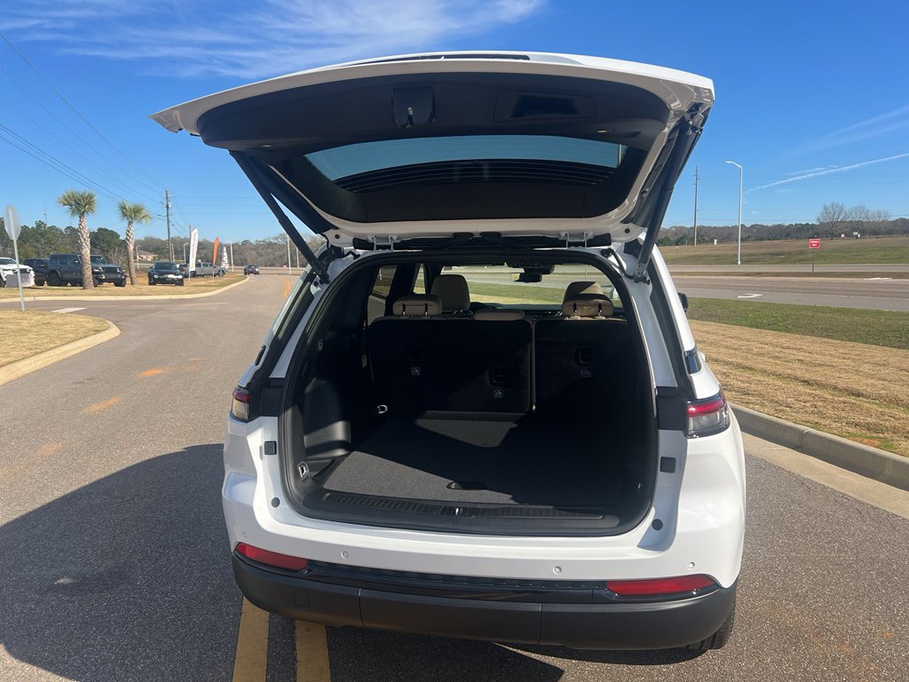 New 2025 Jeep Grand Cherokee Limited w/ Luxury Tech Group II AWD/4WD image 7