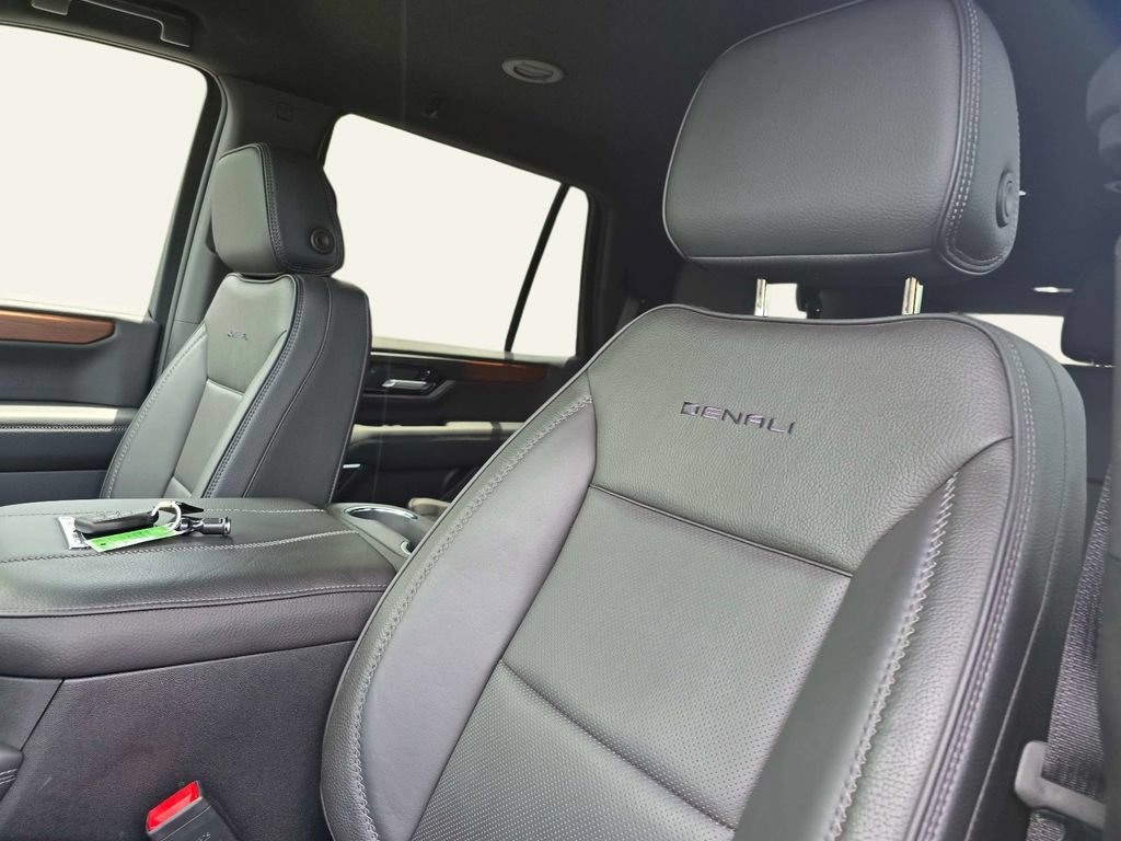 Used 2025 GMC Yukon Denali AWD/4WD image 14