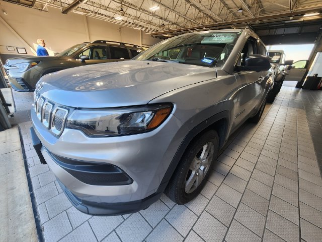 Used 2022 Jeep Compass Latitude w/ Convenience Group FWD image 2