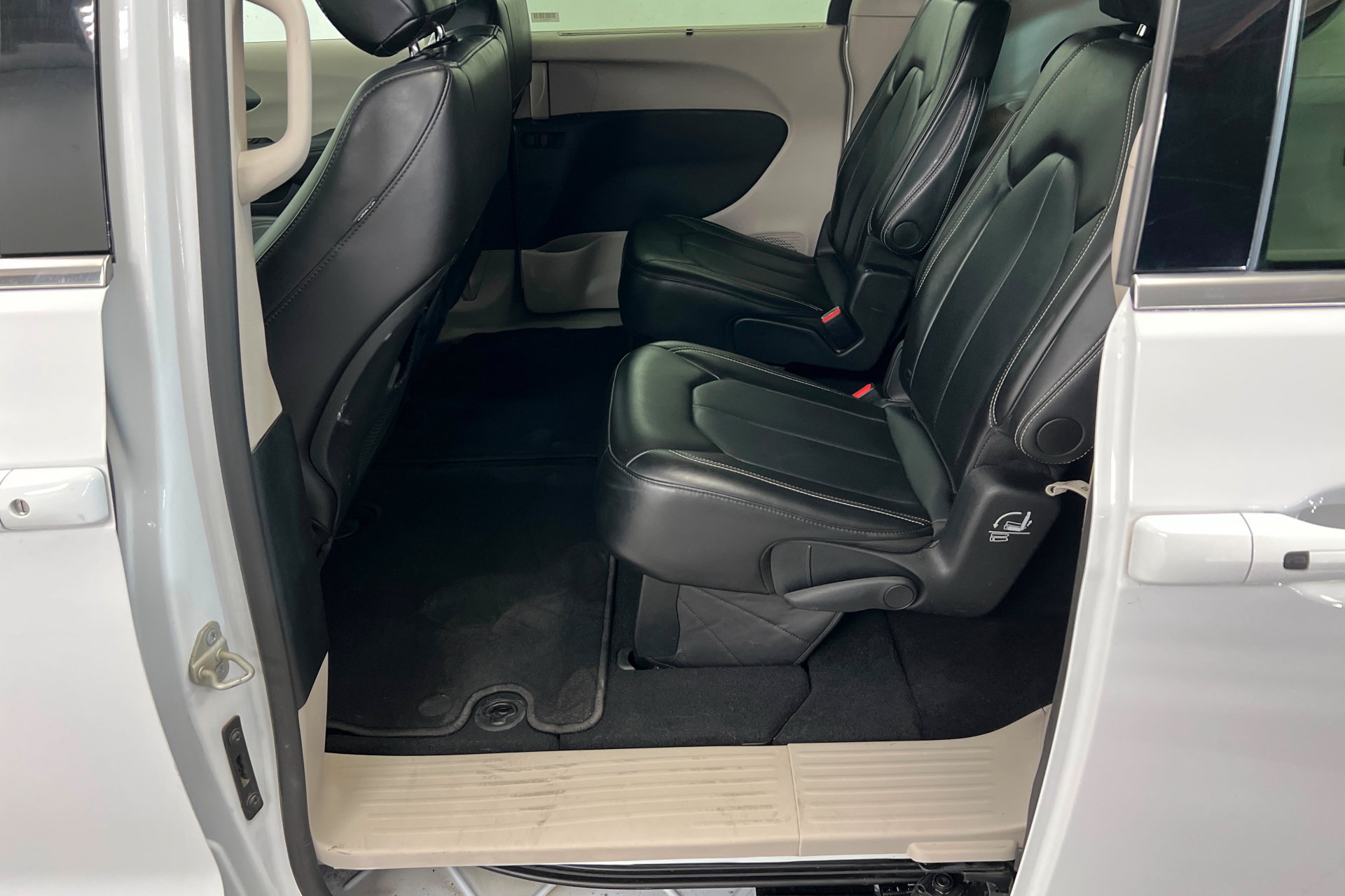 Used 2024 Chrysler Pacifica Touring-L FWD image 21