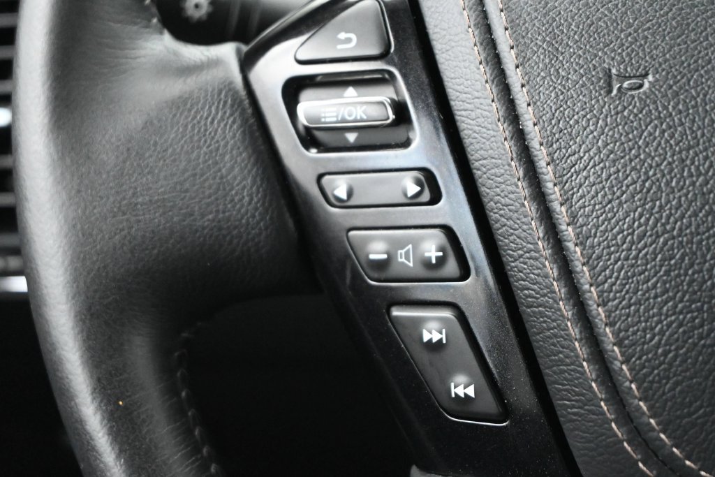 Used 2022 Nissan Armada Platinum w/ Captain's Chairs Package RWD image 8