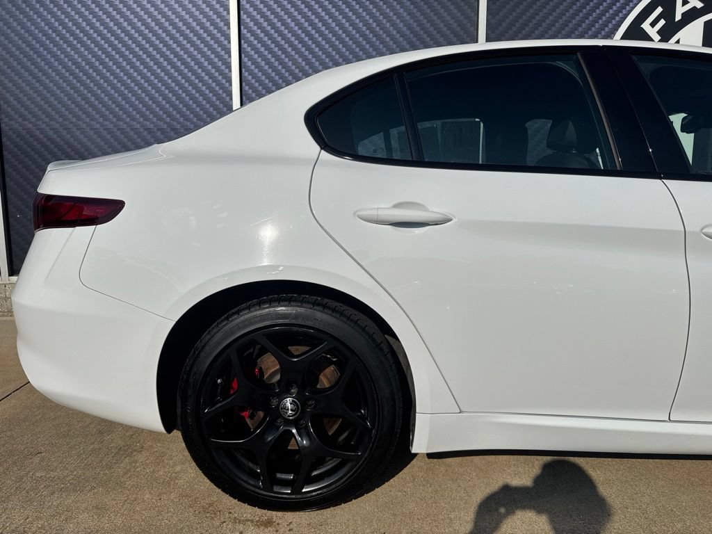 Used 2022 Alfa Romeo Giulia Ti AWD/4WD image 5