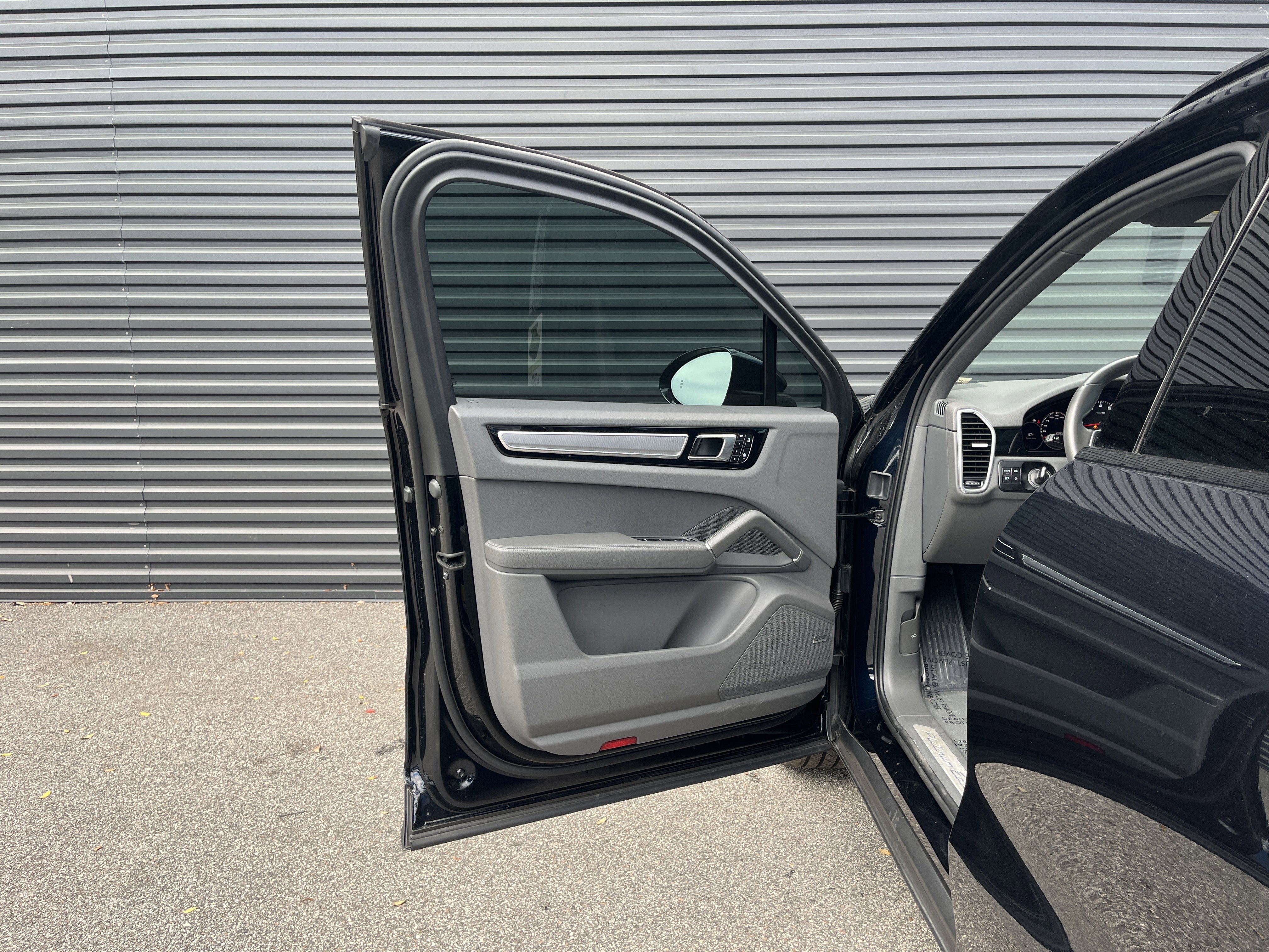 Certified 2022 Porsche Cayenne Platinum Edition image 14