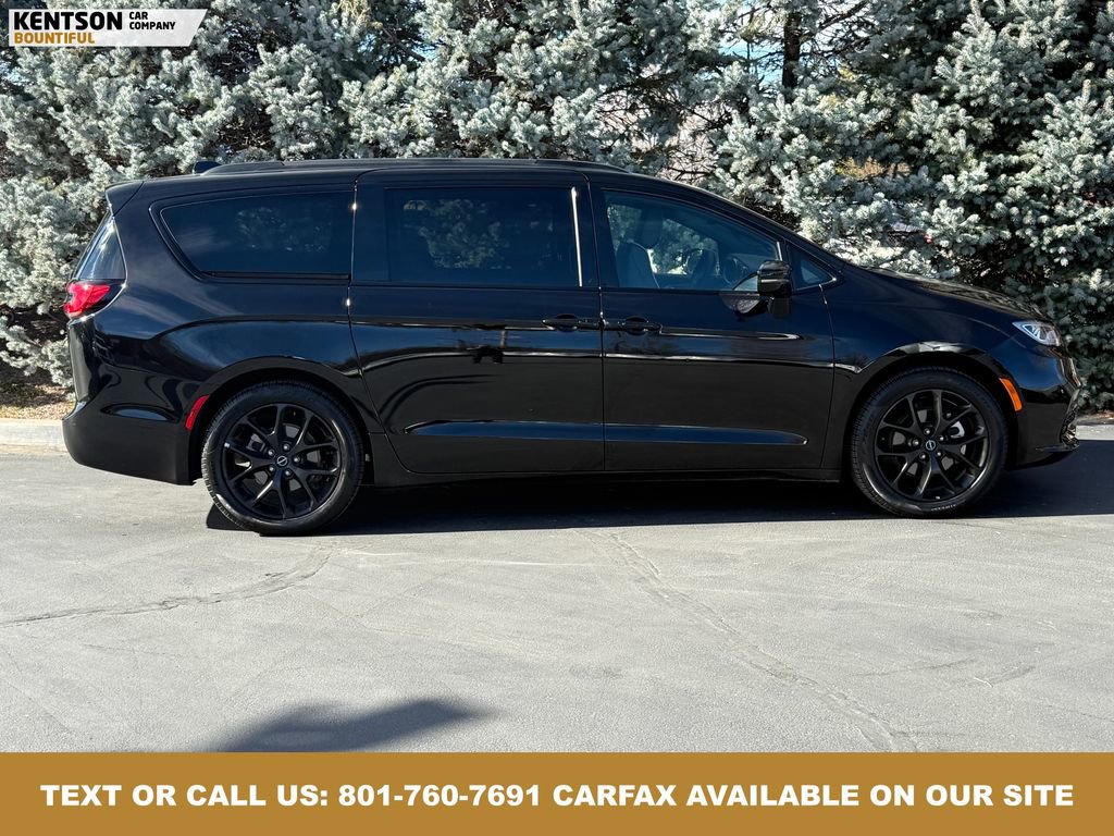Used 2025 Chrysler Pacifica Limited image 9