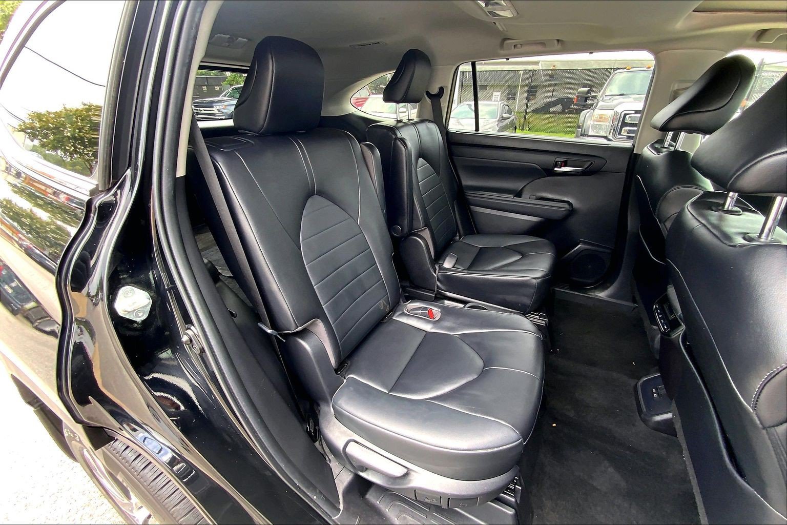 Used 2023 Toyota Highlander XLE AWD/4WD image 32