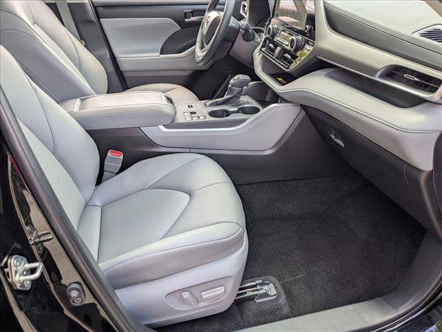 Used 2025 Toyota Highlander XLE image 25