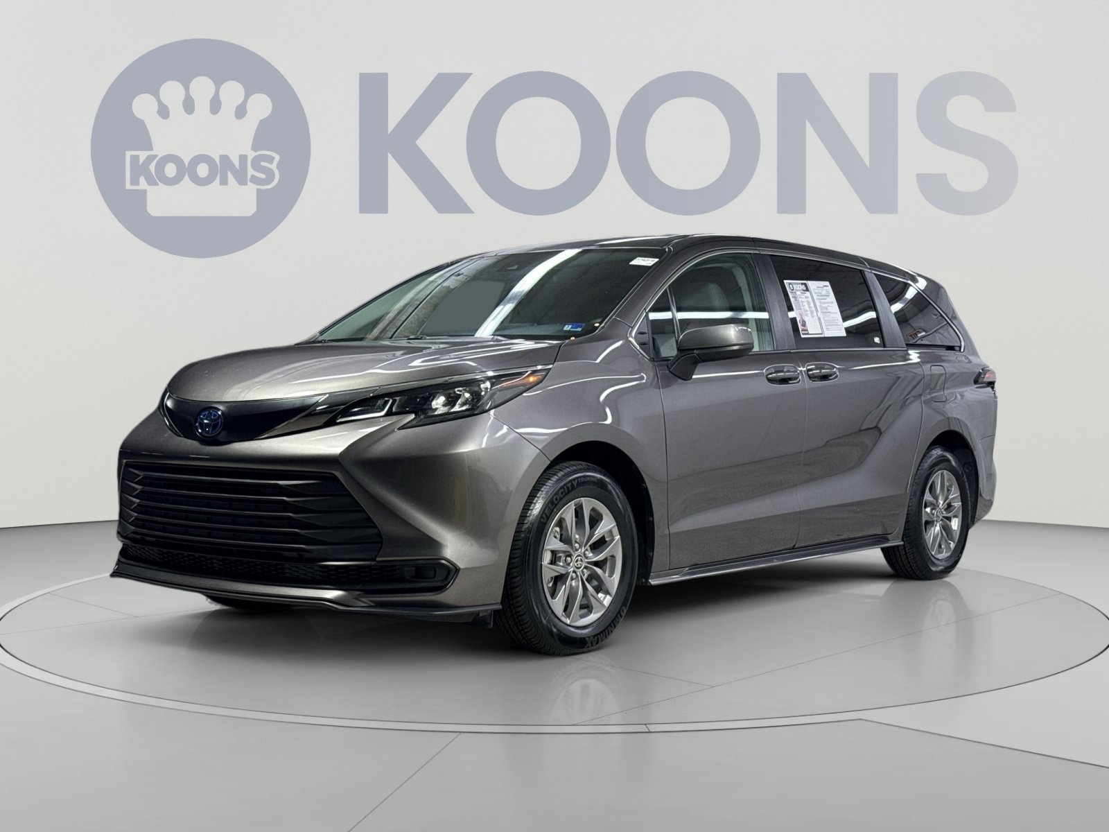 Used 2024 Toyota Sienna LE FWD image 1