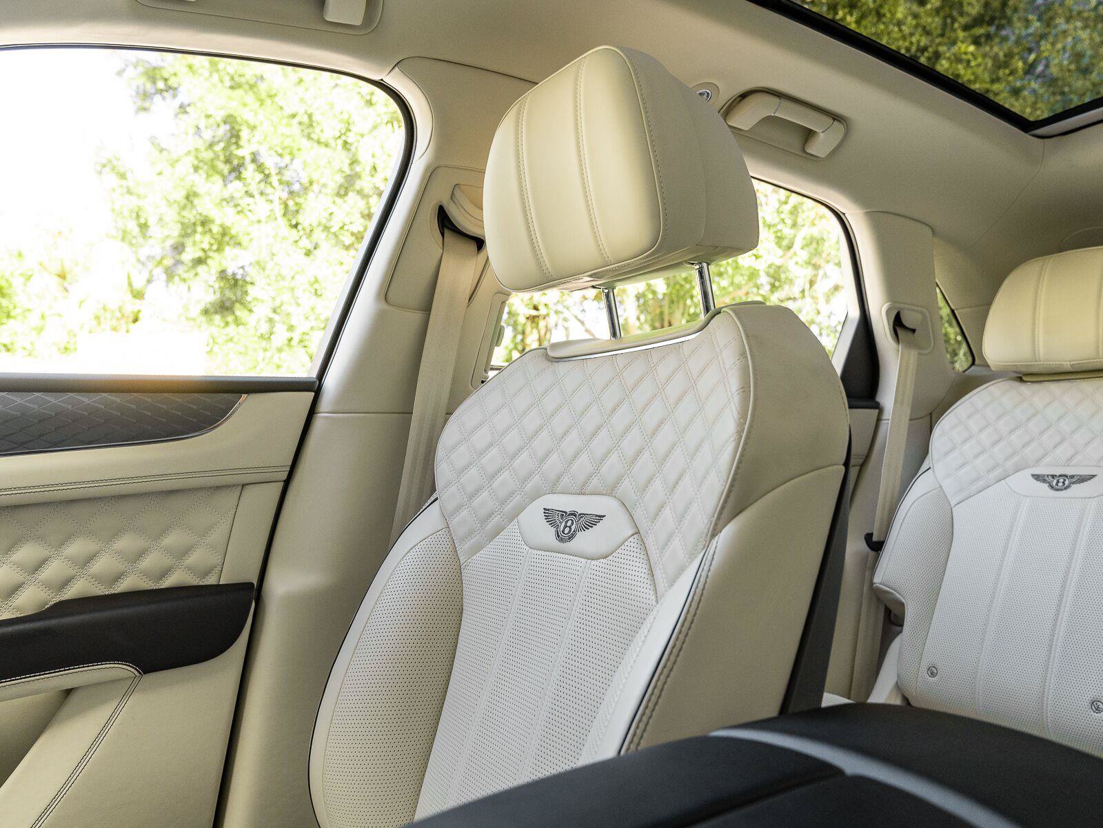 Used 2022 Bentley Bentayga AWD/4WD image 22