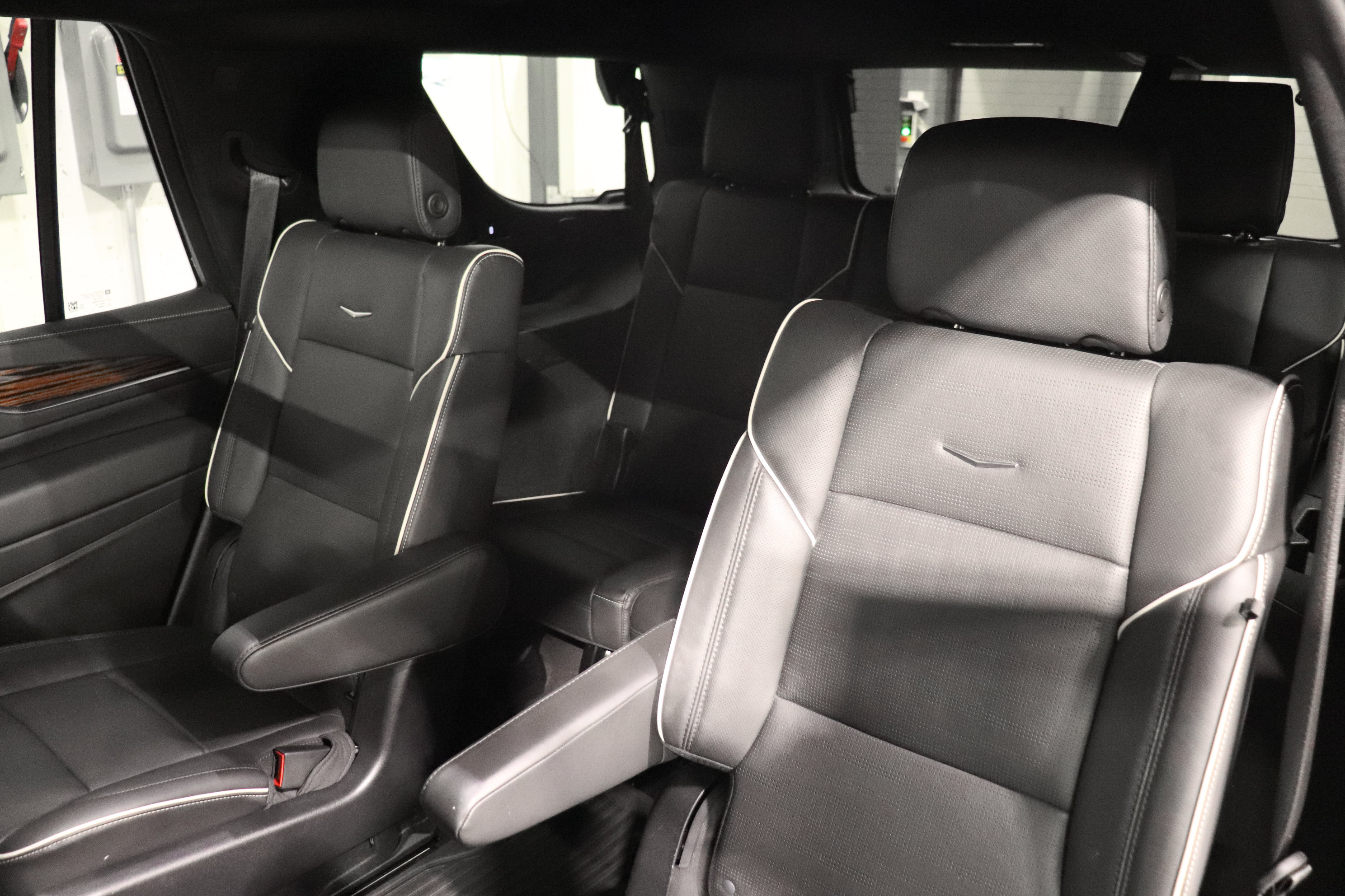Used 2023 Cadillac Escalade Premium Luxury AWD/4WD image 17