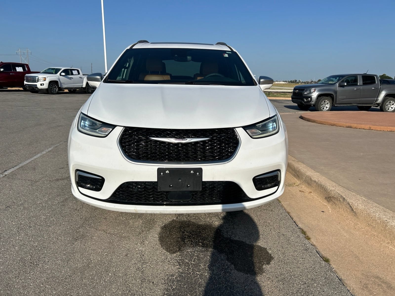 Used 2022 Chrysler Pacifica Pinnacle AWD/4WD image 2