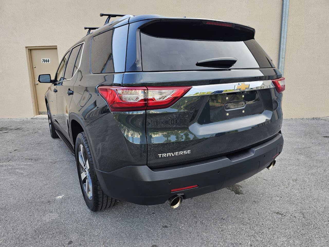 Used 2018 Chevrolet Traverse LT w/ LPO, 'HIT The Road' Package FWD image 6