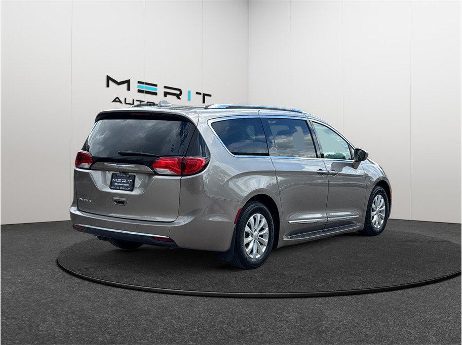 Used 2018 Chrysler Pacifica Touring-L FWD image 9