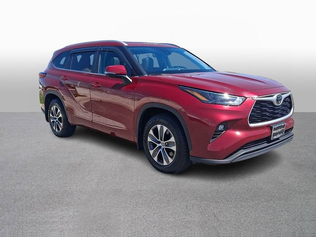 Used 2023 Toyota Highlander XLE image 3