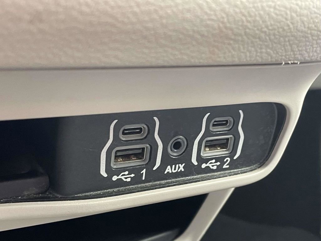 Certified 2021 Chrysler Pacifica Touring-L image 40