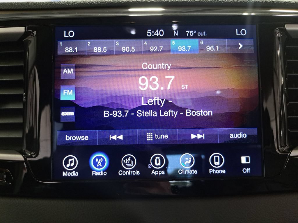 Used 2017 Chrysler Pacifica Touring-L FWD image 24