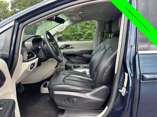 Used 2023 Chrysler Pacifica Touring-L FWD image 3