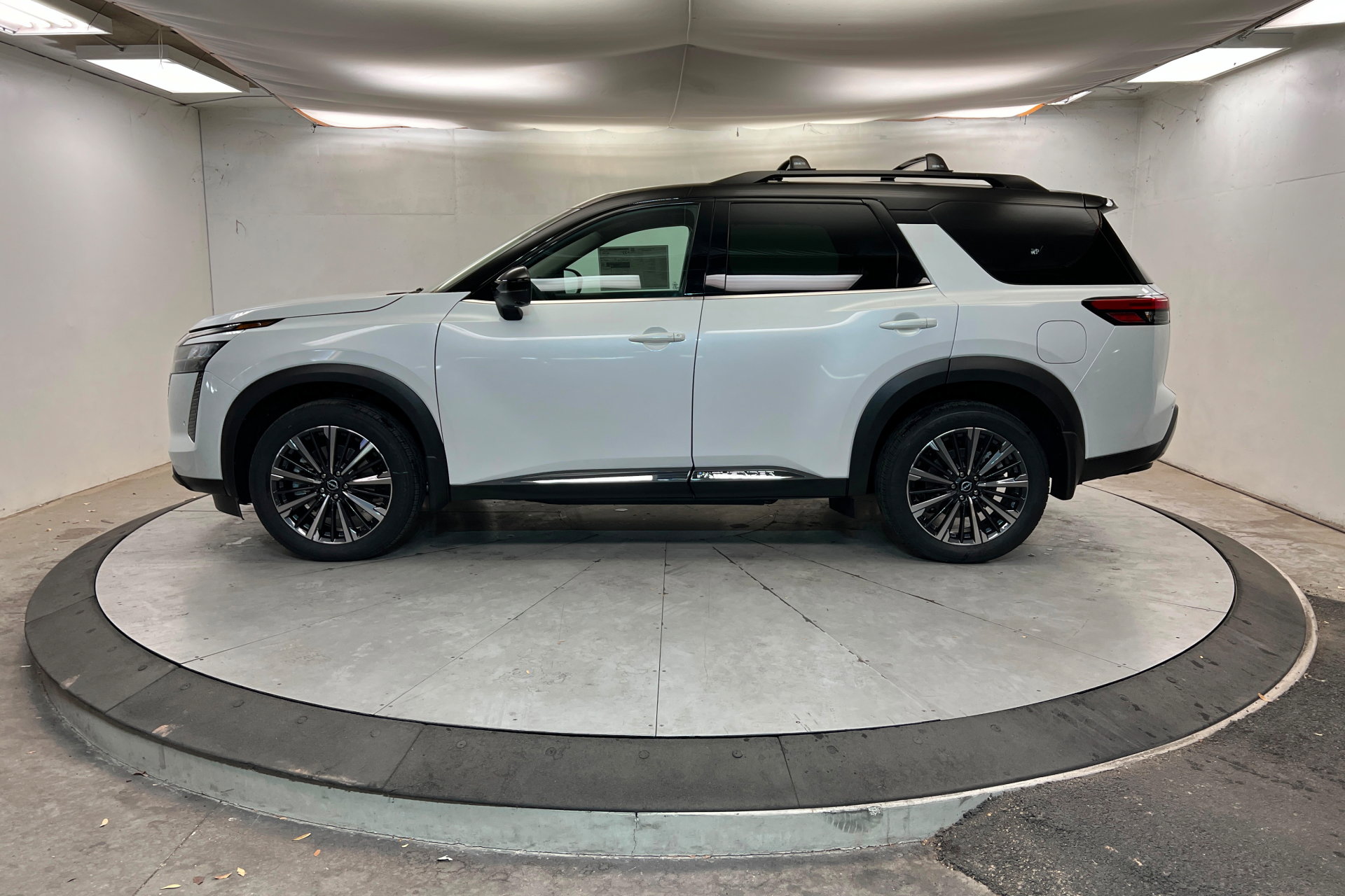 New 2026 Nissan Pathfinder Platinum image 2